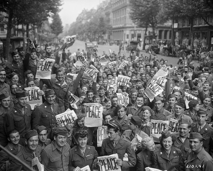 в париже 8 мая 1945 америк солдаты.jpg